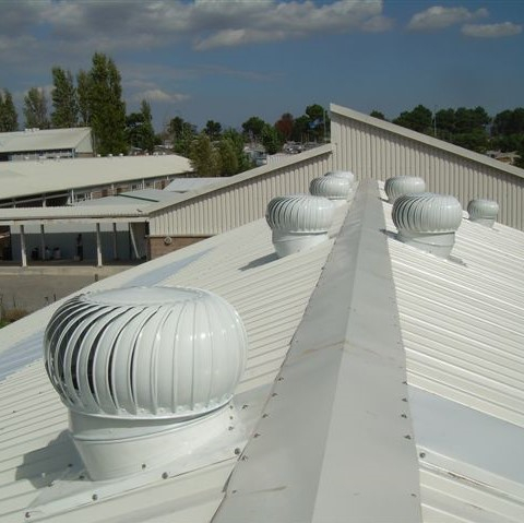 Ventilador de turbina Whirlybird no sótão do telhado