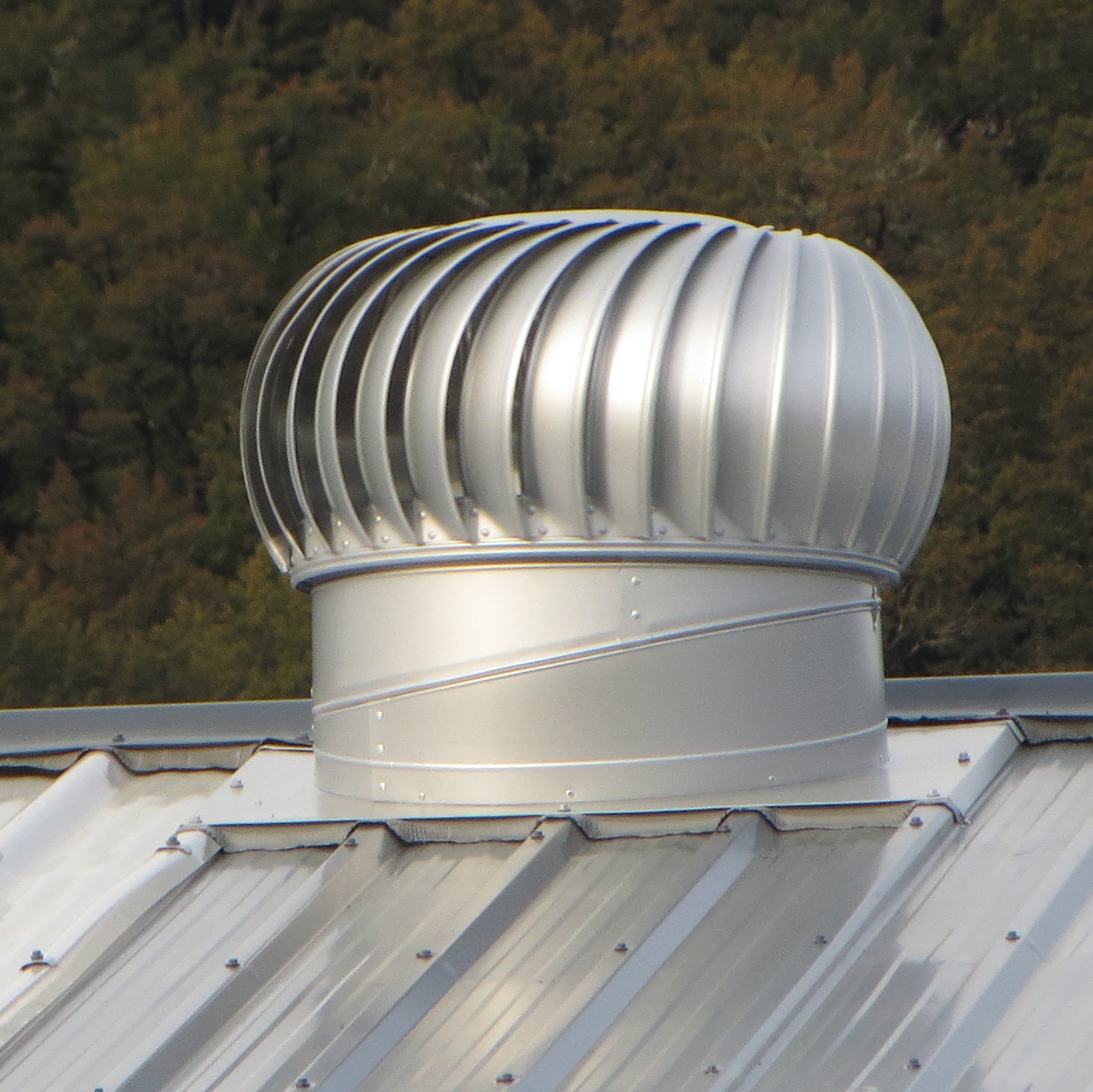 Ventilador de turbina Whirlybird no sótão do telhado